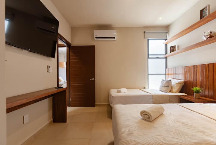 Прибежиште во спална соба: светол простор со двокреветни кревети, шик декор и совршено место за релаксација!