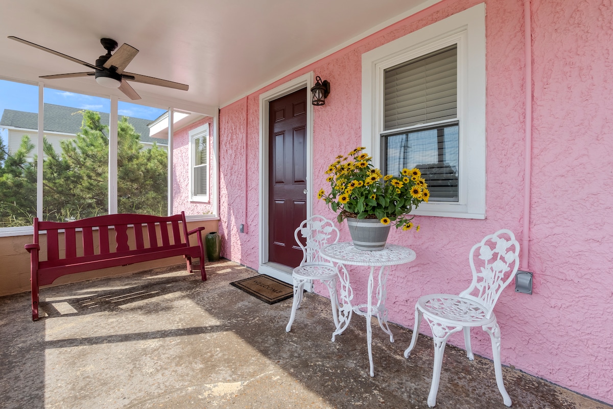 The Pink House: Central Location | Pet-Friendly - Houses for Rent