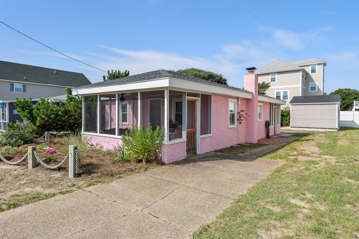 The Pink House: Central Location | Pet-Friendly - Houses for Rent