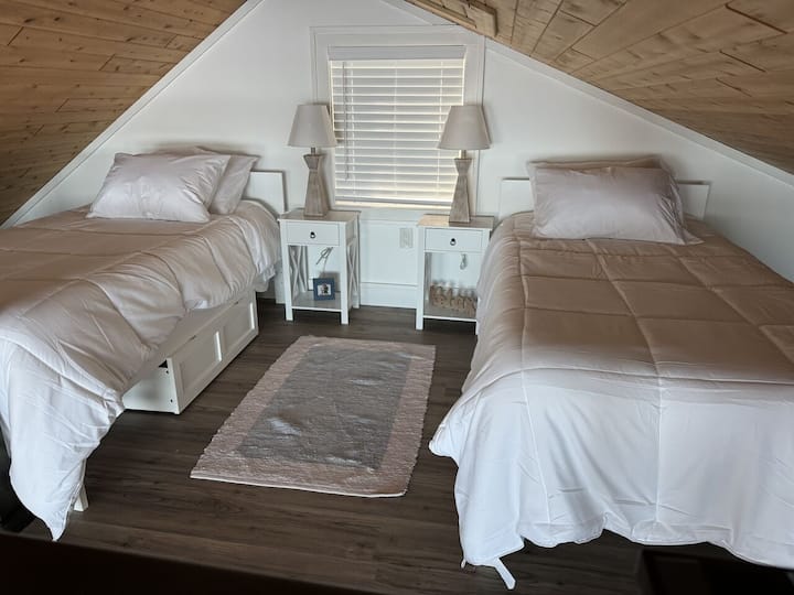 loft com 2 camas de solteiro que podem ser convertidas em king