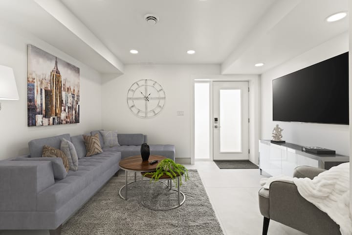 6 Bdrm, 4.5 Bth Luxury Side X Side Lakeview Condos - Leamington