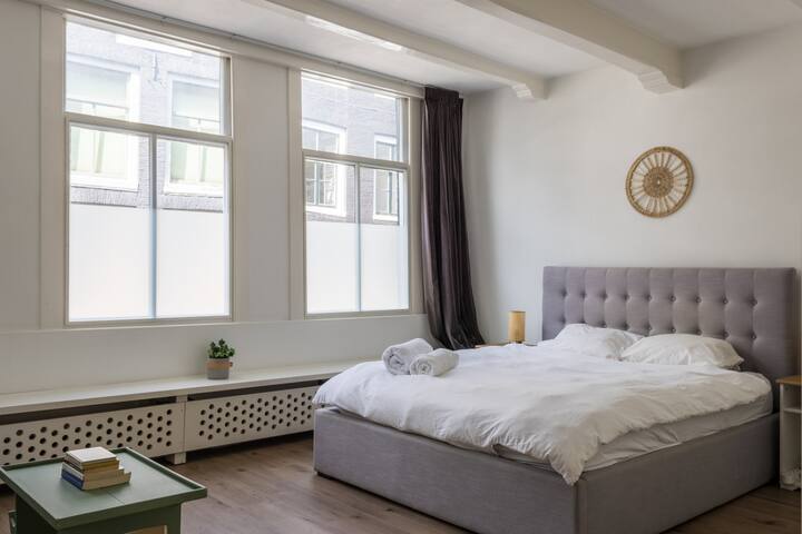 Spacious, clean apartment in the heart of the city