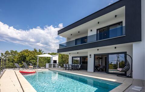 Lovely home in Kostrena