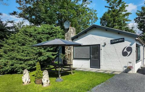 Beautiful home in Baarland with WiFi