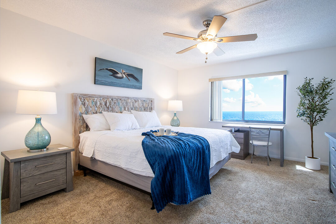 El dormitorio principal cuenta con una cama tamaño king y vistas impresionantes al mar.