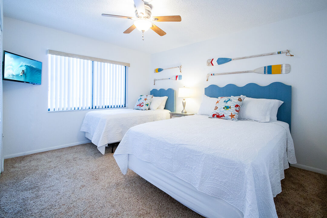 Dormitorio de invitados con dos camas tamaño queen, ¡perfecto para niños o huéspedes adicionales!