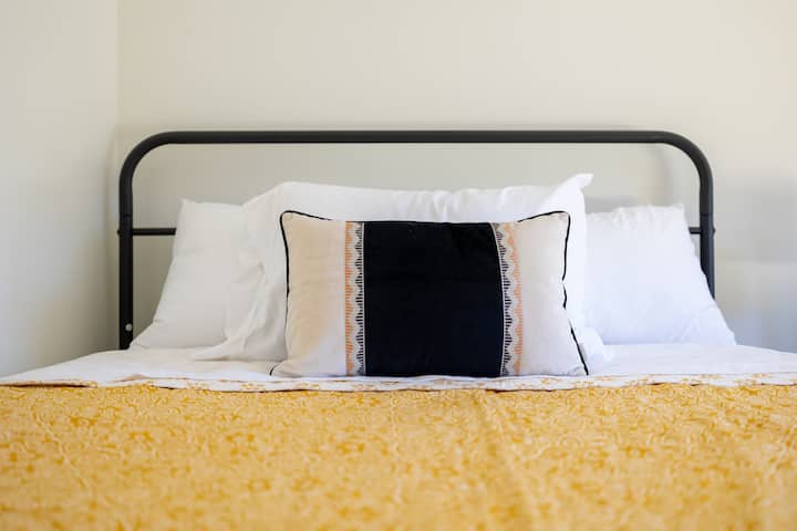 Slaapkamer bovenwoning met 2 tweepersoonsbedden