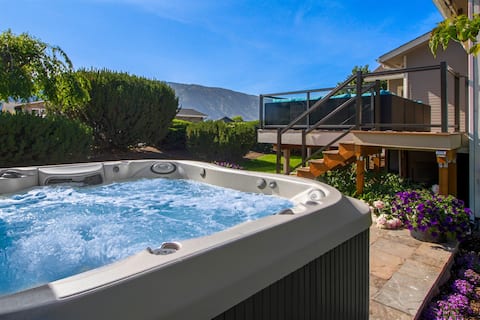 Stunning views, private hot tub, walk everywhere