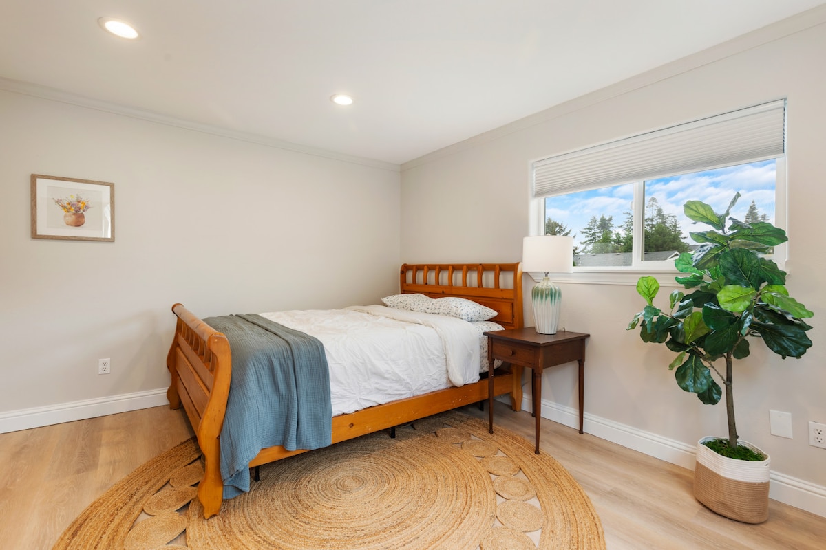 宽敞的卧室，配有舒适的标准双人床