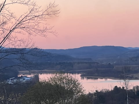 Amazing Views, Skiing Nearby and Amenities Galore!