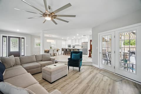 The Clubhouse: Hot tub, Marina, Golf Course & Pool