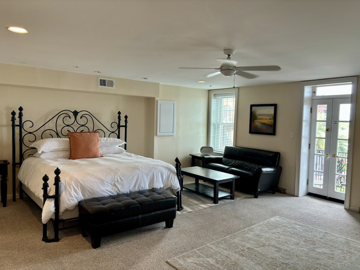 חדר שינה 1 (למטה, ראשי עם מיטת קינג וחדר רחצה צמוד)