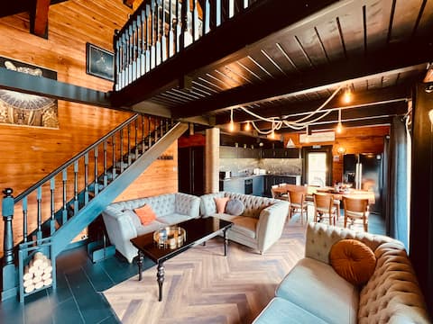 Top performing Airbnb: Stunning Loch Ness lodge with hot tub and sauna in Boleskine And Abertarff