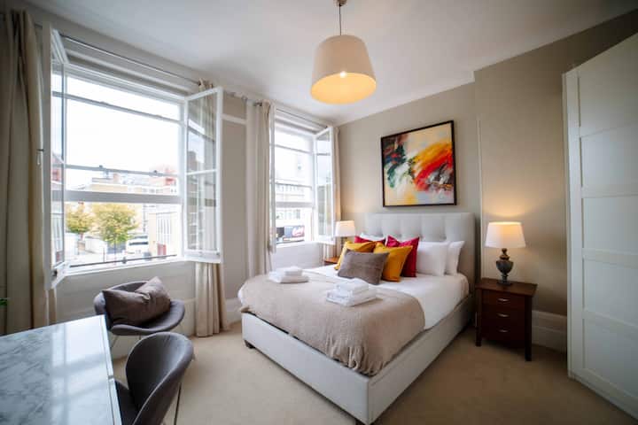 One Stop Short Lets Canary Wharf Airbnb with work space