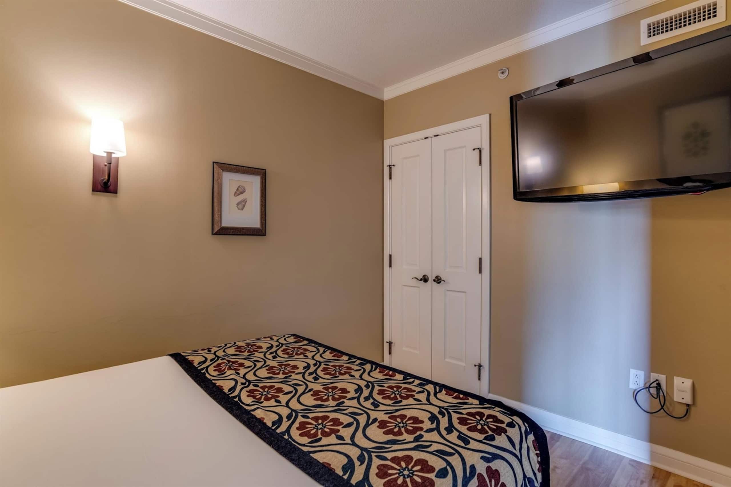 Condo in Lahaina · ★4.96 · 2 bedrooms · 3 beds · 1 bath - Image 19