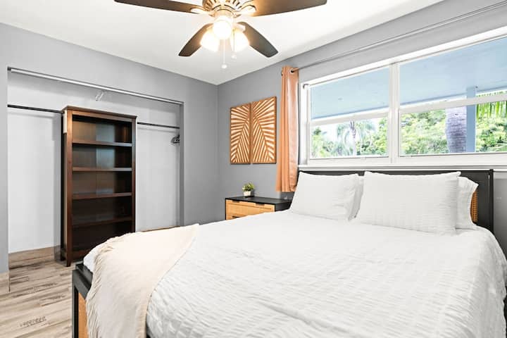 Útulné pohodlie! Tretia spálňa má pohodlnú manželskú posteľ a útulnú atmosféru, ktorá zabezpečí pokojný pobyt.