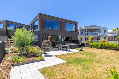 Gather Taupo - Lakefront Homes - Spa Pool