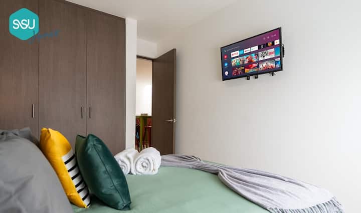 Стаята е с три телевизора със Smart TV, за да влезете в личните си акаунти за стрийминг, за да гледате съдържанието по ваш избор, има гардероб за съхранение и подреждане на дрехи.