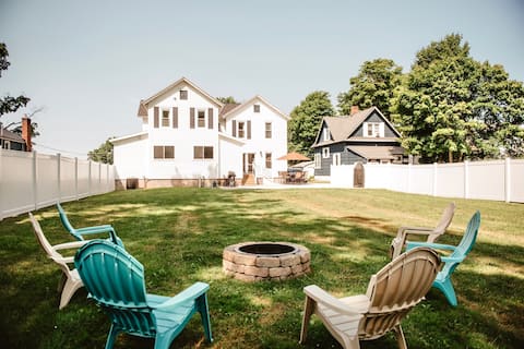 Spacious Family Retreat near the Lake ~ Huge Yard!