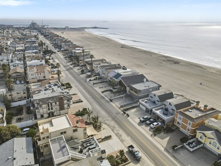 Sun-kissed Beach Mansion, Roof Deck-no Guest Fee! - Oxnard, CA