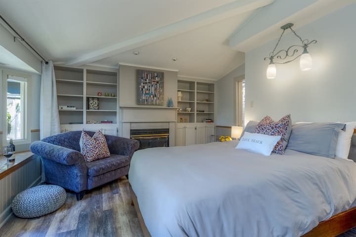 1. spavaća soba, bračni krevet (širine 150-179 cm), kupaonica na donjoj etaži 