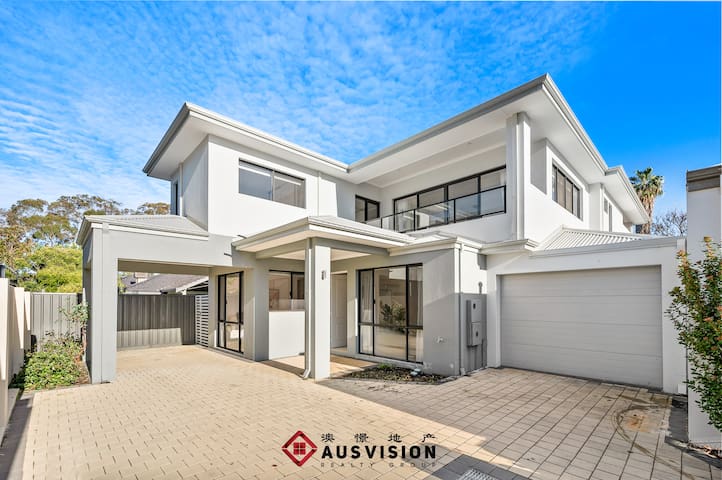 Perth Splendor: Unique 5 BR, 5 Bath Dream House