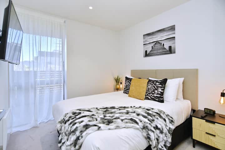 Slaapkamer 2 heeft een queensize bed en een tv