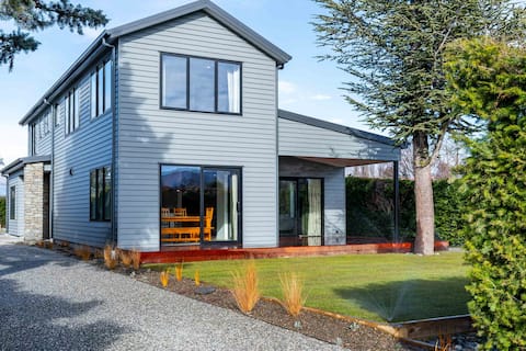 Top performing Airbnb: Contemporary Thyme Cottage in Queenstown Lakes District