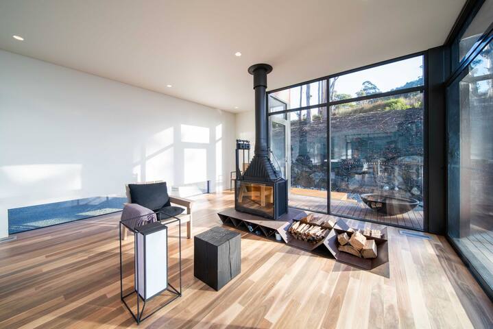 Mountain Top Snug Whole Property Itas gallery image 3