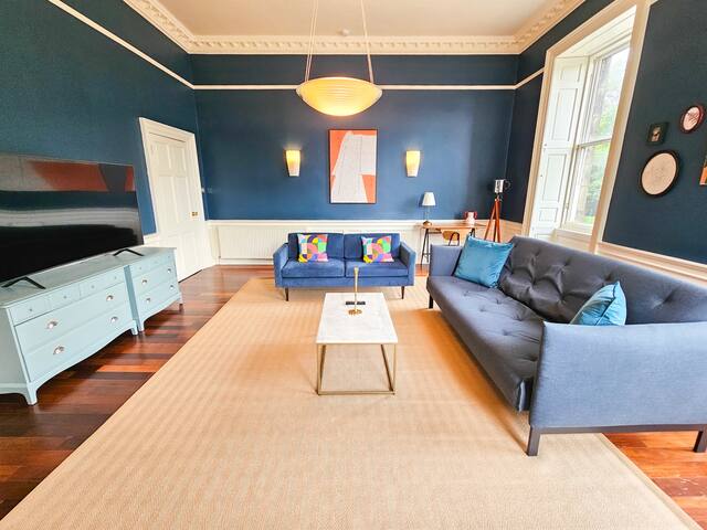 Spacious 2 Bedroom Apt in the heart of New Town gallery image 3