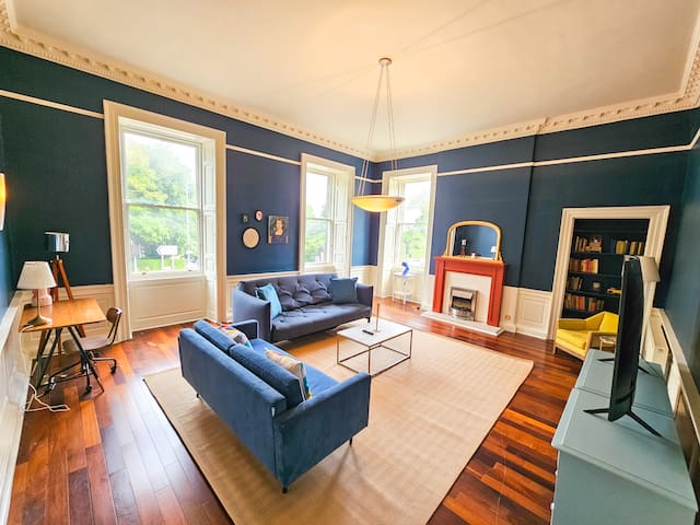 Spacious 2 Bedroom Apt in the heart of New Town