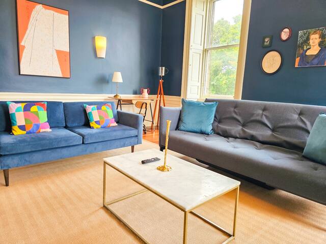 Spacious 2 Bedroom Apt in the heart of New Town gallery image 4
