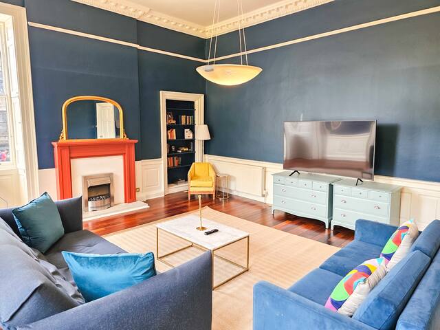 Spacious 2 Bedroom Apt in the heart of New Town gallery image 2