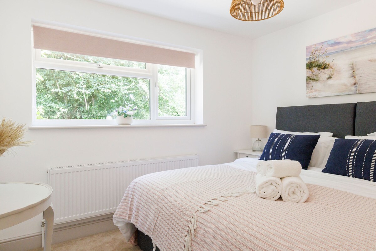 Descansa tranquilo en nuestro acogedor dormitorio con una vista serena y sábanas lujosas