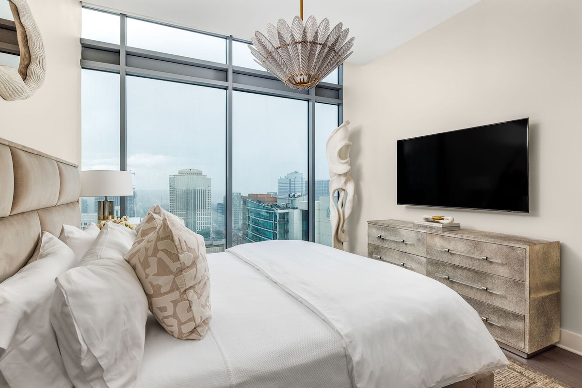 次要套房，配有加大雙人牀和55吋4K UHD電視