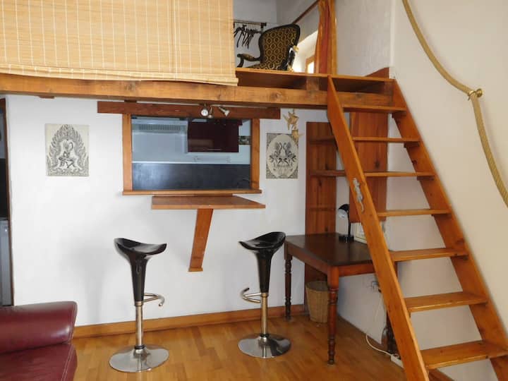 06 Ce Studio Idéalement Placé Dans Le Vieil - Antibes