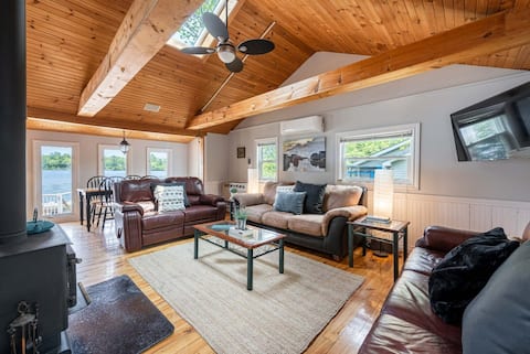 Waterfront Cottage + Bunkhouse on Mill Lake