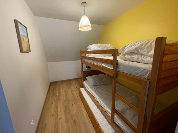 ซอกเล็กบนชั้น 1 พร้อมเตียง 3 เตียงขนาด 90*190 + เตียงเด็กอ่อน 