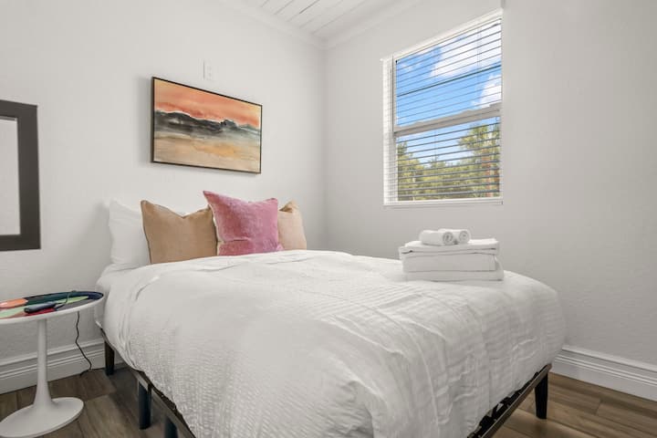 Spavaća soba s bračnim krevetom (160x200) i podesivim krevetom