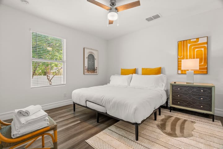 Spavaća soba s bračnim krevetom i čistom posteljinom + prirodnim svjetlom