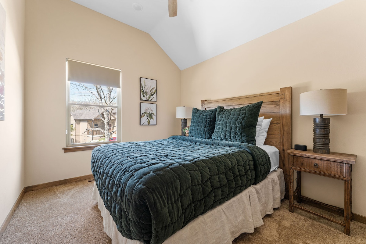 Dobro došli u spavaću sobu s 3 bračna kreveta na gornjoj razini s stanicom za punjenje, budilicom, sjenilom za zamračivanje i ormarom. Dijeli kupaonicu s sobom na kat, savršenu za obitelji ili grupe! 