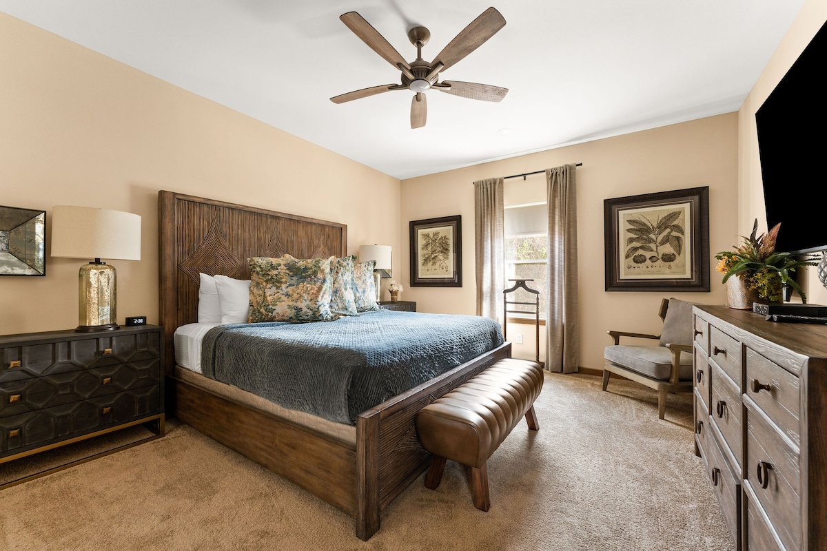 Spavaća soba 1 ima luksuzni apartman koji uključuje udoban bračni krevet, stolicu, dovoljno prostora za odlaganje, fotografije parka prirode Dogwood Canyon, pametni TV od 65", stanicu za punjenje + budilicu. Kupaonica sa spojenom kupaonicom ima kadu za kupanje i tuš-kabinu u ravnini poda (s gra