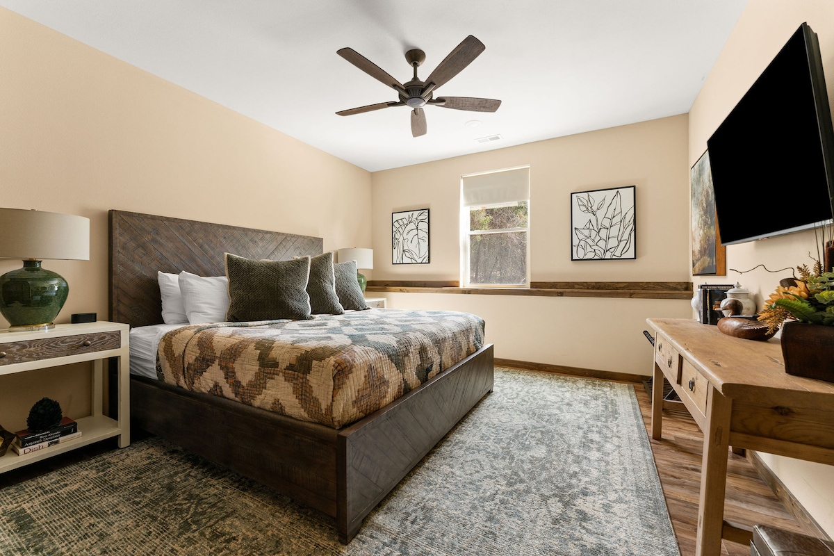 Spavajte poput kraljevske obitelji u ovom luksuznom bračnom krevetu na donjoj etaži, s privatnom kupaonicom, hladovinom za zamračivanje, stanicom za punjenje, pametnim televizorom i budilicom. Uživajte u pogledu na prirodu i ugodnom boravku, nedaleko od sobe za rekreaciju. 