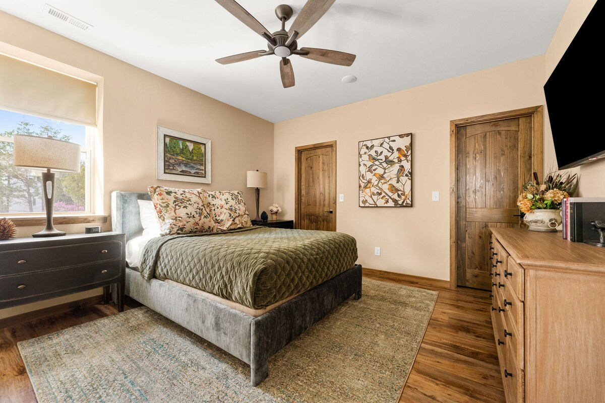 Lijepo spavajte  u ovoj udobnoj sobi s bračnim krevetom na nižoj razini s dovoljno prostora za odlaganje, pametnim televizorom od 50", roletama za zamračivanje, stanicom za punjenje, budilicom i stalkom za prtljagu. S pripadajućom zajedničkom kupaonicom, to je praktički privatna kupaonica!