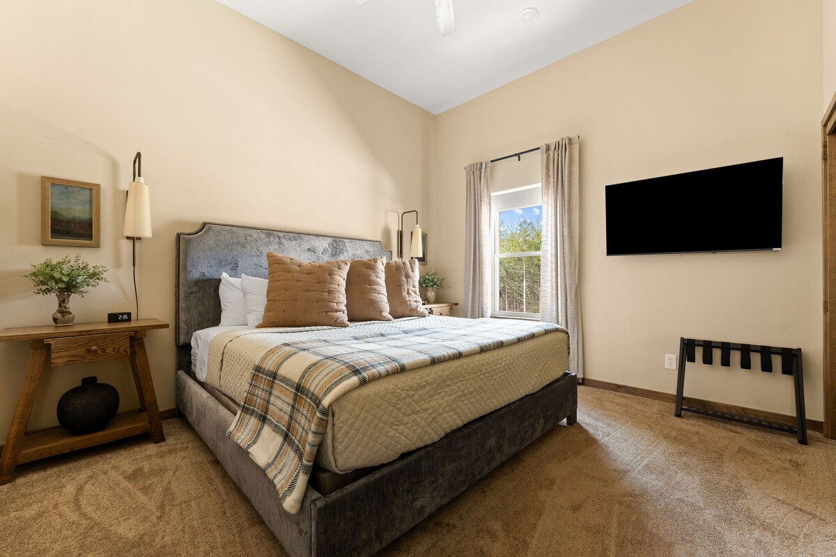 Spavajte poput kraljevske obitelji na luksuznom glavnom bračnom krevetu. Uživajte u zajedničkoj kupaonici, posebnom prostoru za rad, pametnom TV-u, sjenilima za zamračivanje, stanici za punjenje i budilici za ugodan i praktičan boravak.