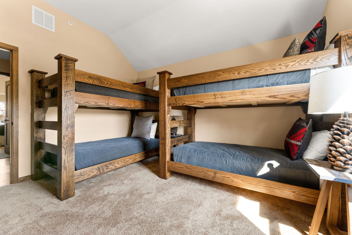 Uživajte u našoj zabavnoj sobi na kat za 4 osobe za djecu! Smješten na gornjoj etaži i dijeli kupaonicu s spavaćom sobom 3, savršen je za noćenje s sjenilima za zamračivanje kako biste se dobro naspavali.