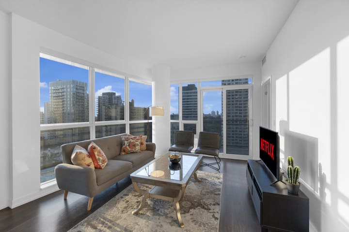 Spacious 3BR – Free Parking – 5 min walk to Subway