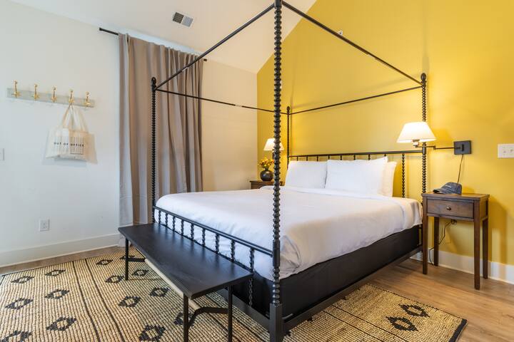 Sleeps 24 | 5mins to DT | 2 4BR Suites at Magnolia gallery image 4