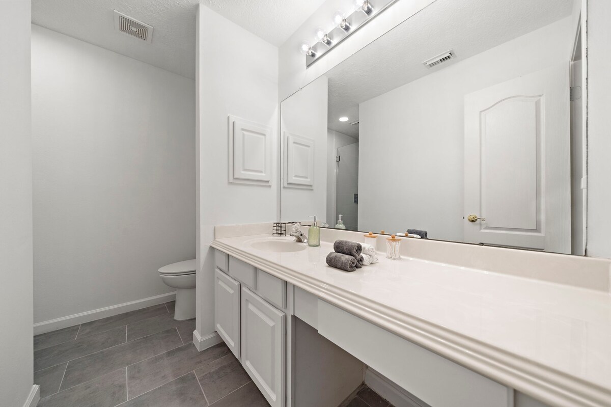 Banja e katërt e kompletuar është e pajisur plotësisht me gjithçka të duhet.