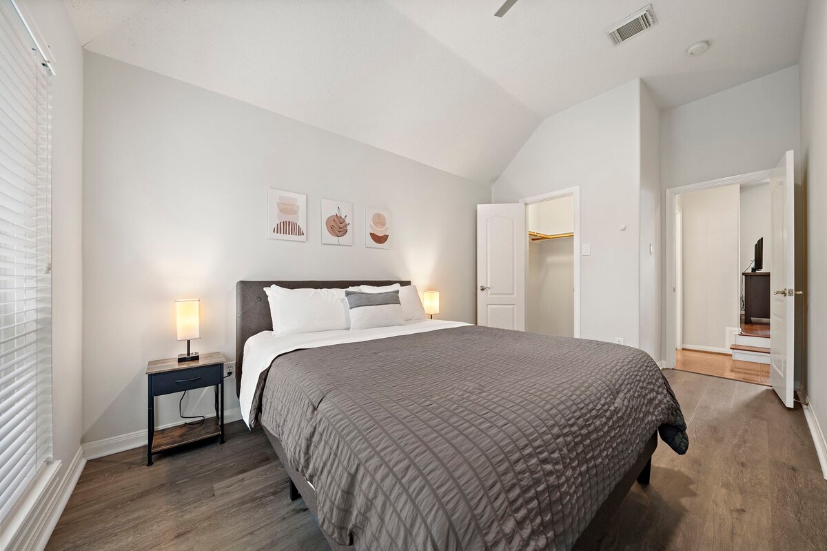 Dhoma e tretë e gjumit me një krevat dopio "queen" dhe një hapësirë pune të dedikuar.